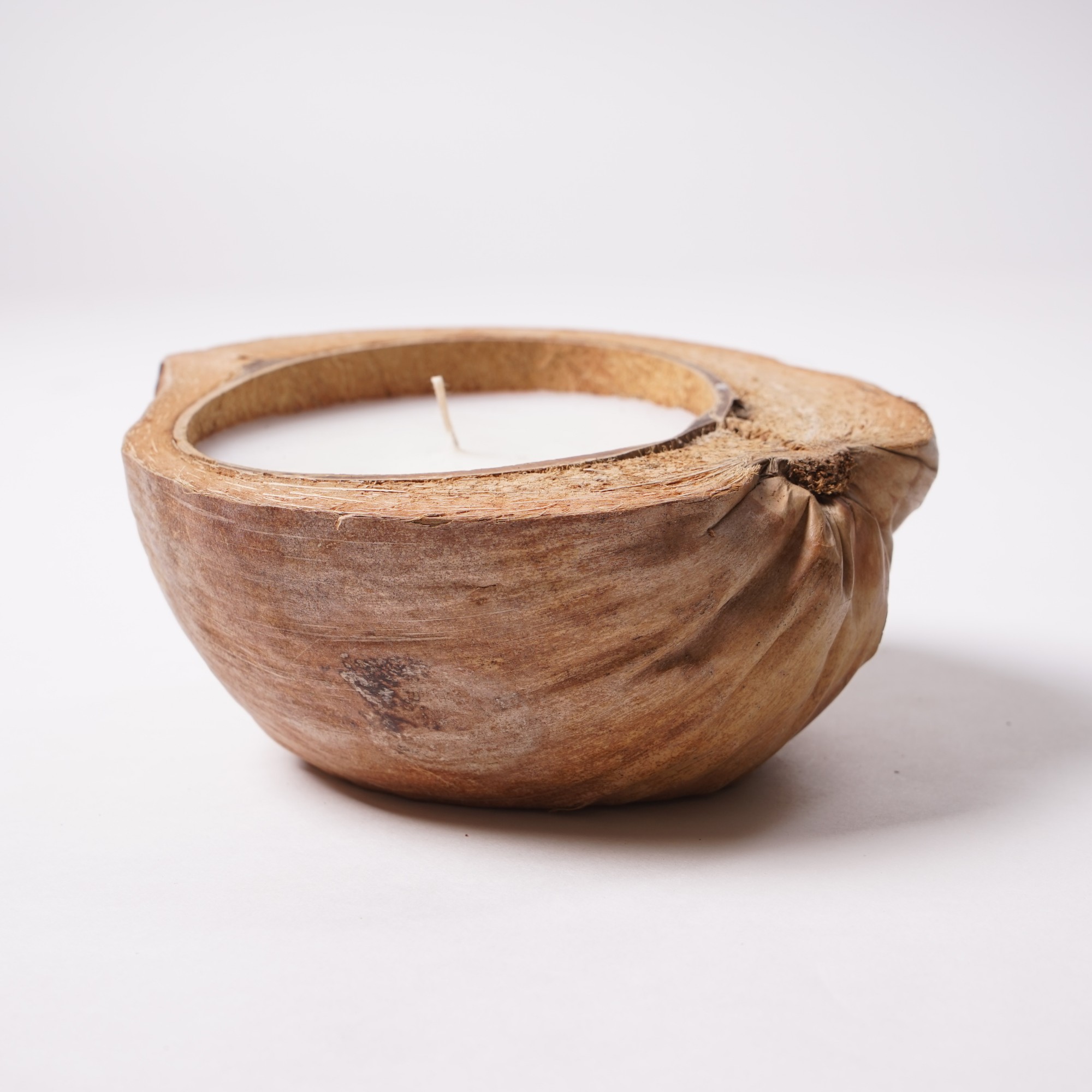 Duftkerze 'Kokos', in Kokosnusshälfte, braun, weiß, Ø 13-17 cm von fischer's lagerhaus