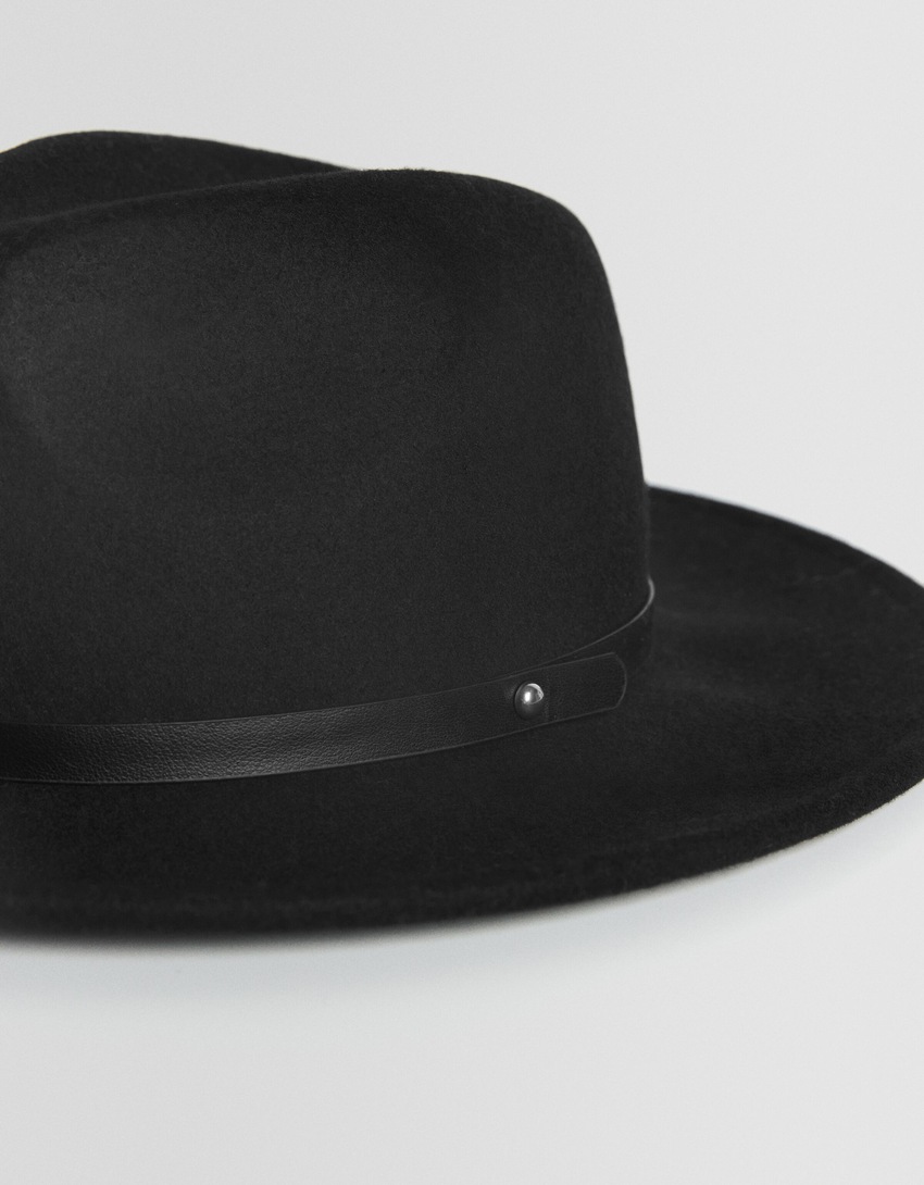 Chapéu Fedora com efeito de couro e detalhes em metal