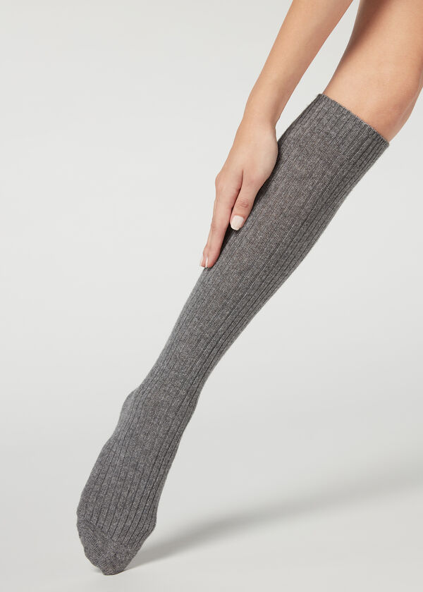 Meias compridas caneladas femininas em lã e cashmere.
