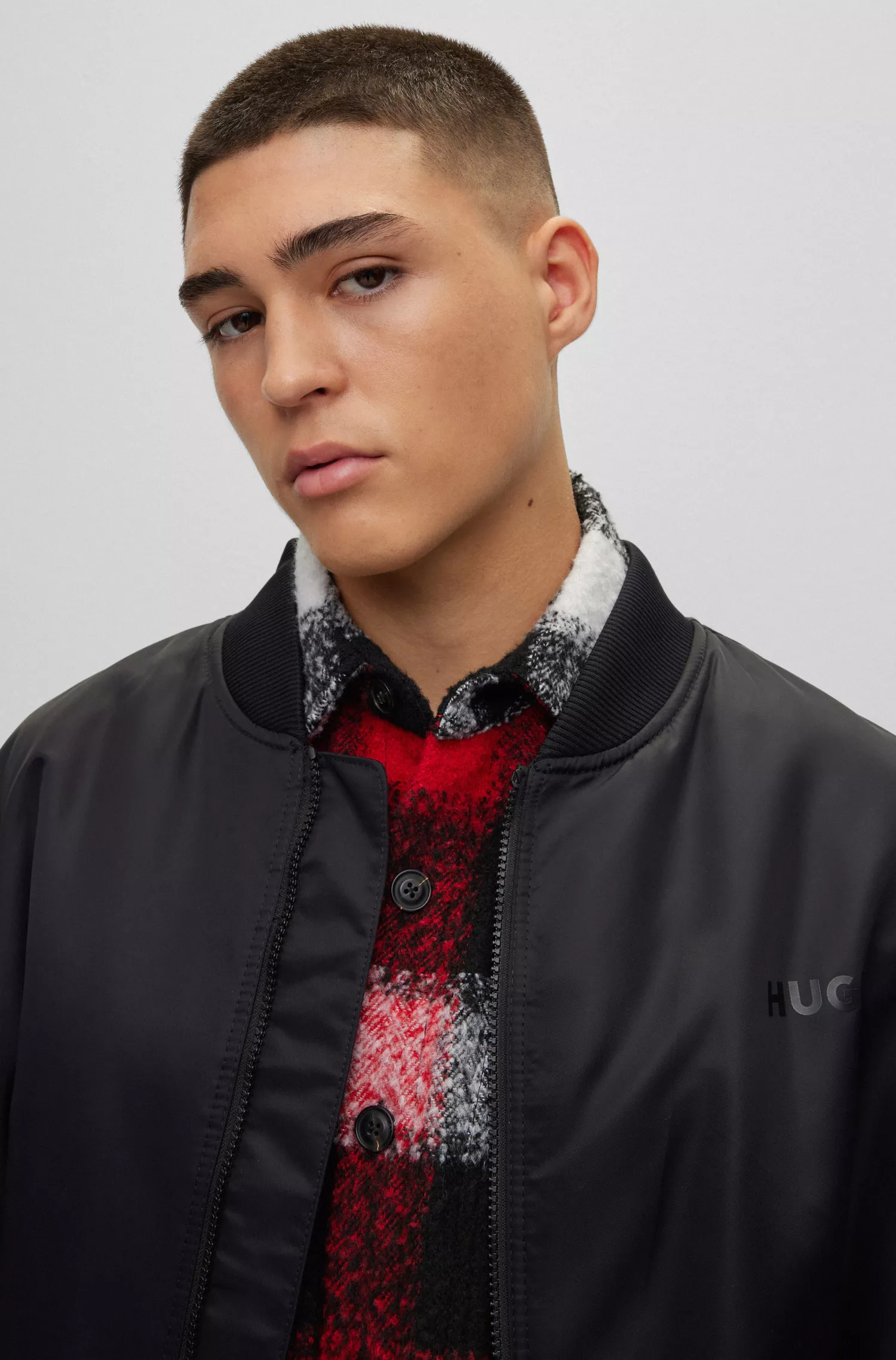 Sobretudo HUGO vermelho de modelagem ampla com estampa xadrez bouclé e gola Kent.