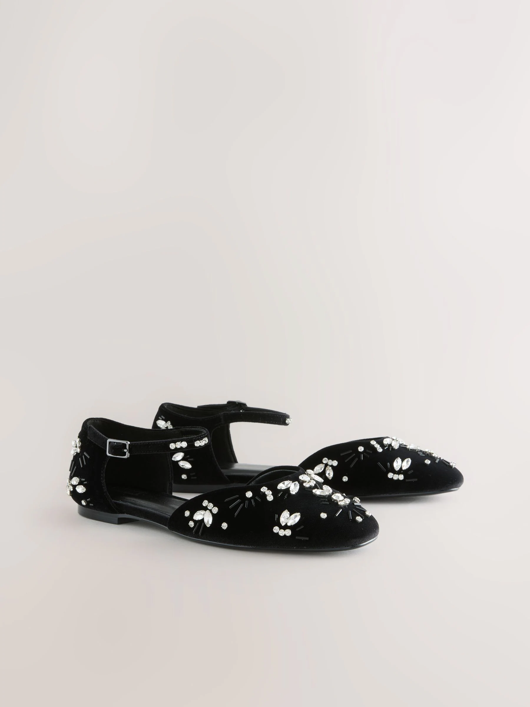 Zwart - Forever Comfort® Velvet Embellished Two Part Closed Toe Shoes