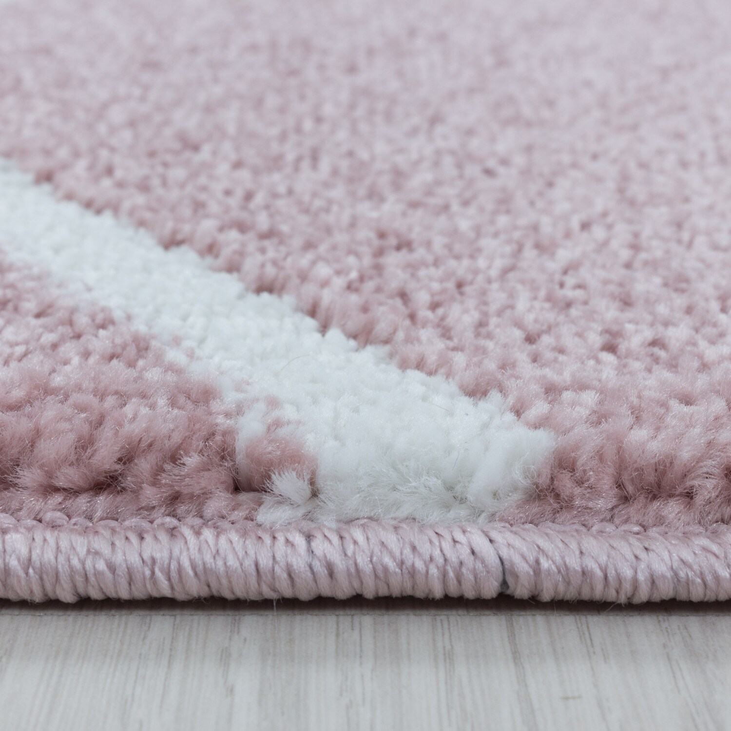 Stilvoller Designer Teppich: Modernes Kurzflor-Zick-Zack Design, Wohnzimmer