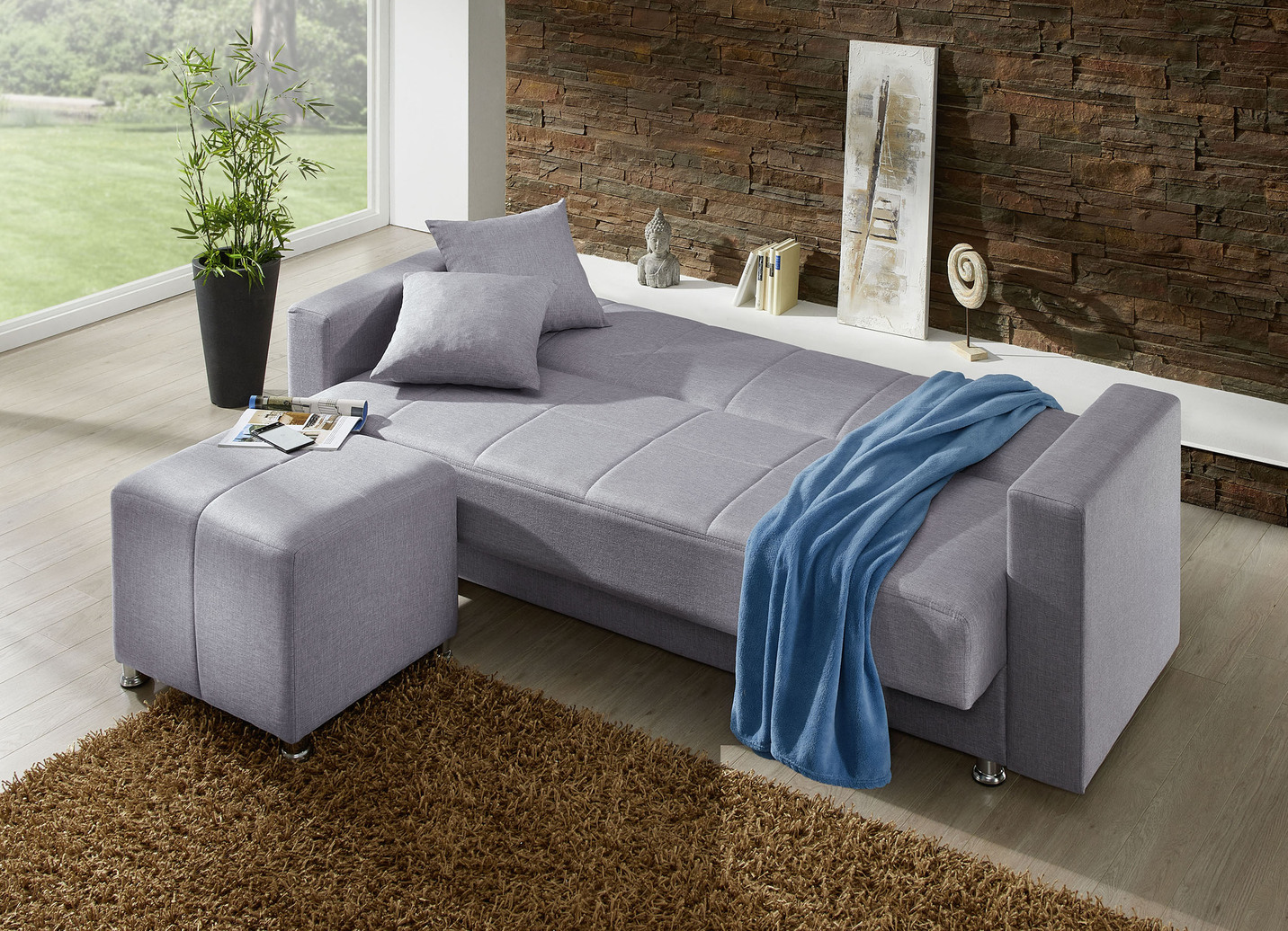 Klick-Klack-Sofa mit Hocker und Dekokissen