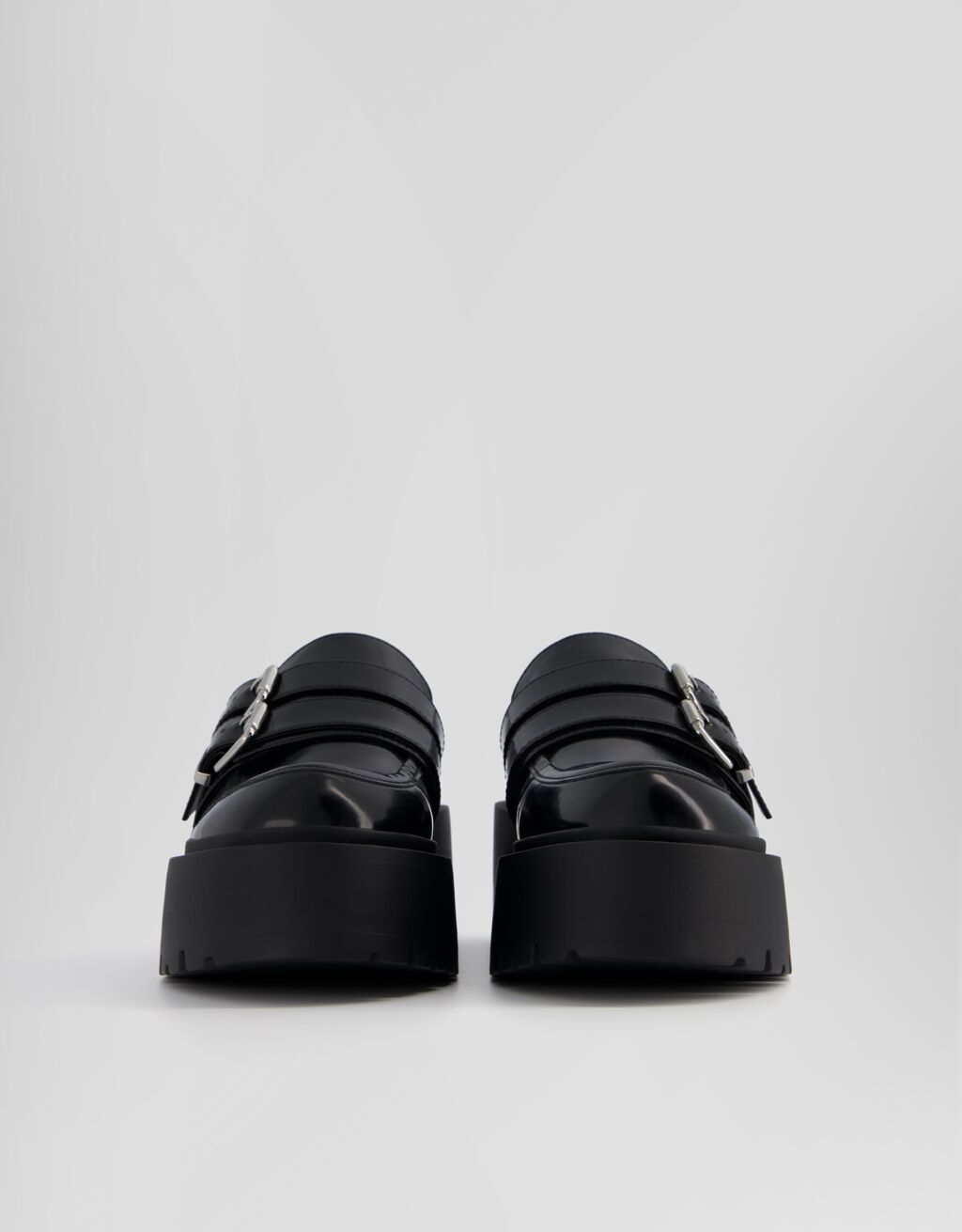 Sapatos plataforma com fivelas