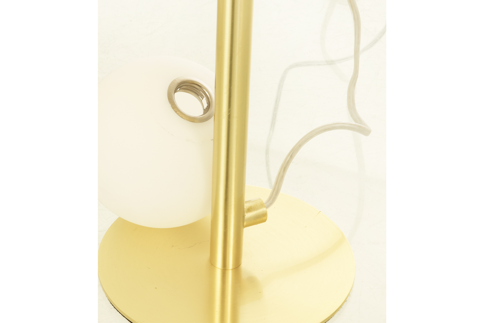 Molekyl bordlampe Matt messing med opalhvite glass.