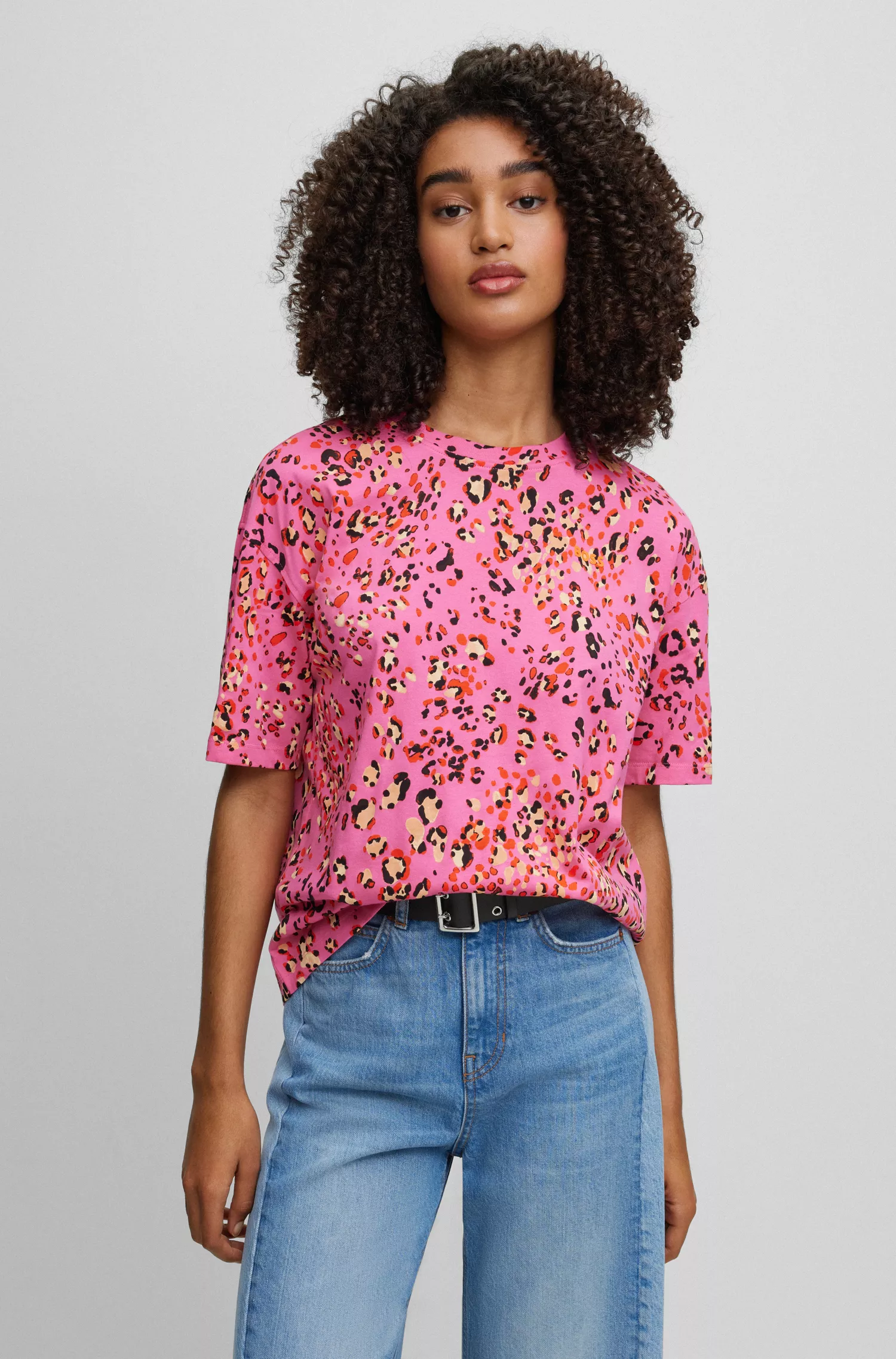 Camiseta BOSS preta de algodão orgânico com estampa sazonal.