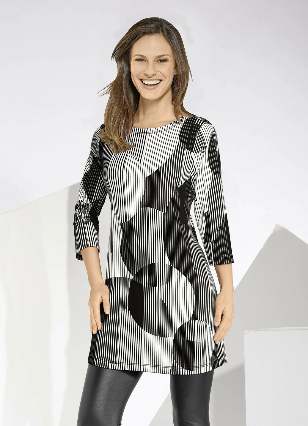 Longshirt mit farbbrillantem Allover-Druck