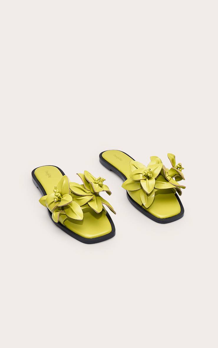 Chartreuse Sandale Plate En Synthétiquecuir Avec Détail Fleur