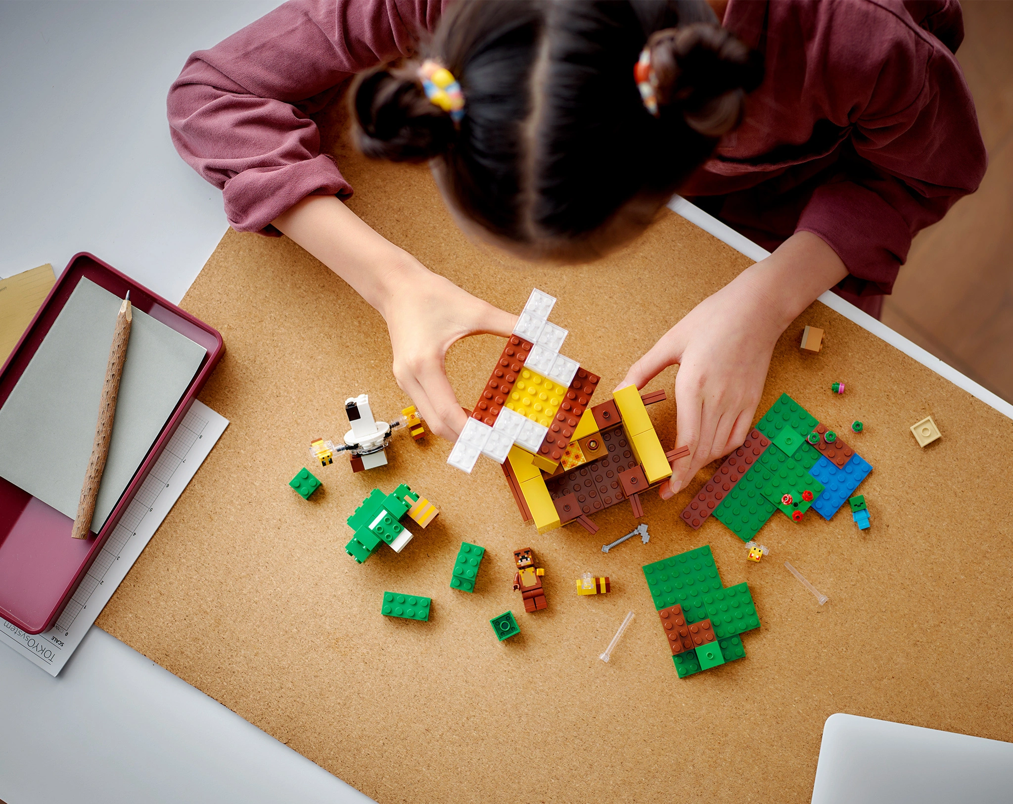 LEGO® Minecraft™ 21241 Das Bienenhäuschen