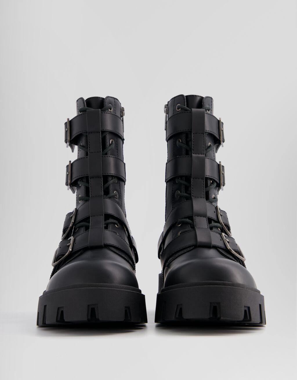Botas masculinas de cano curto com detalhe de fivela removível