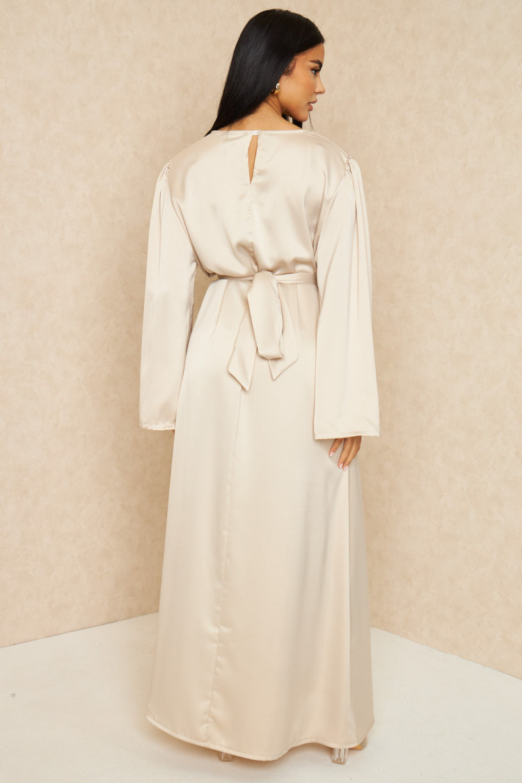 Robe ample ceinturée et satinée beige