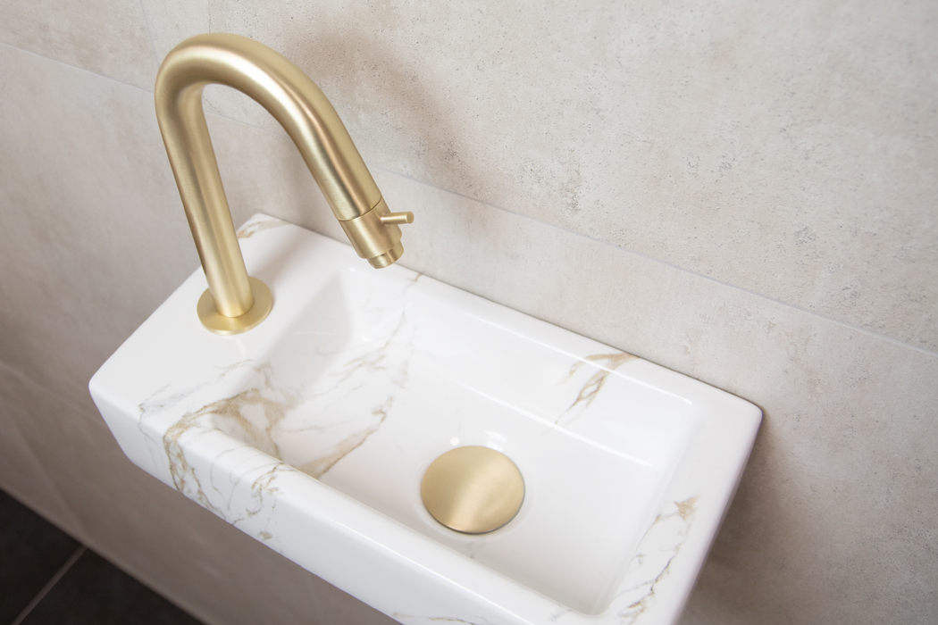 Mueller Mini Apa fonteinset links met wit marmeren fontein en gebogen gouden kraan