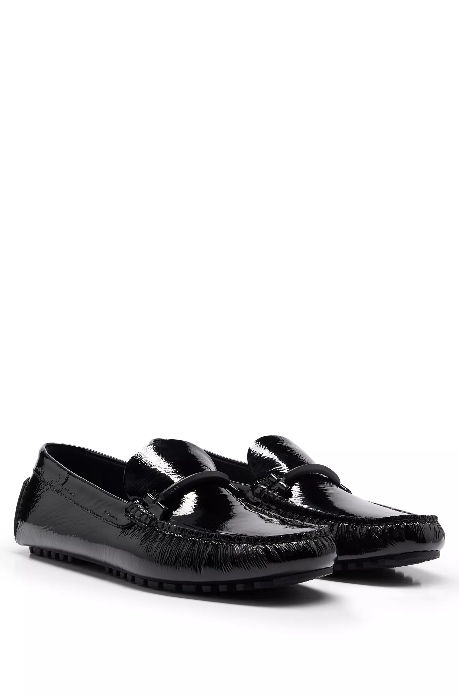 Mocassins BOSS Black-Driver em couro envernizado com detalhes da marca.