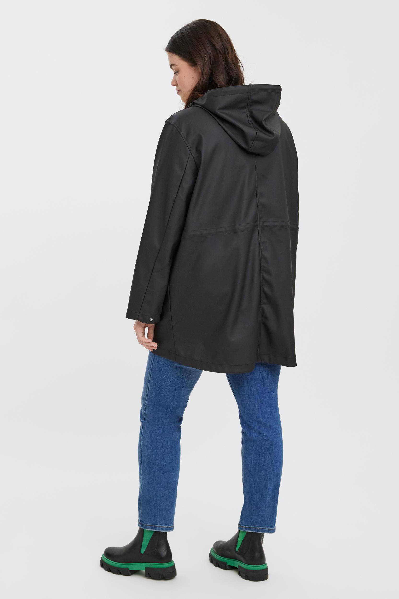 VERO MODA CURVE coated regenjas VMMALOU zwart
