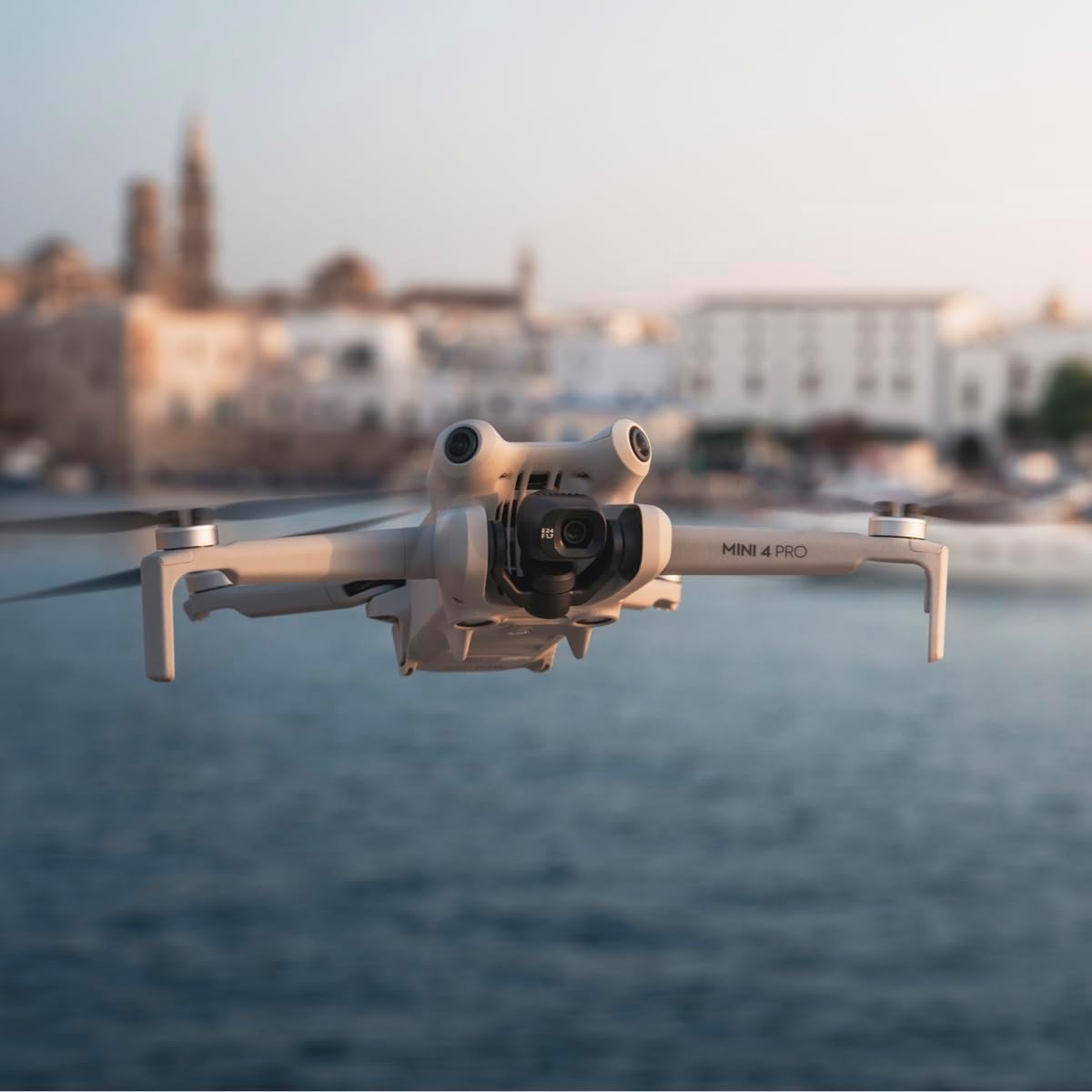 DJI Mini 4 Pro Fly More avec DJI RC 2 + Card Care Refresh 1-Year Plan, Mini Drone Pliable avec Caméra 4K, Moins de 0,549 lb/249 g, Temps de Vol de 34
