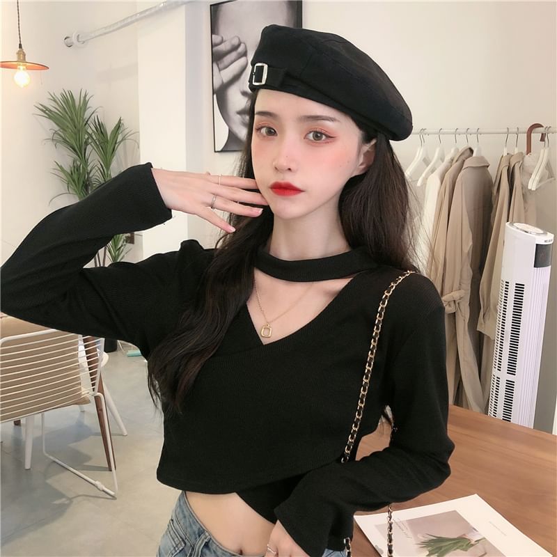 Shinsei - Crop top met lange mouwen en een effen halslijn en uitgesneden kruislings