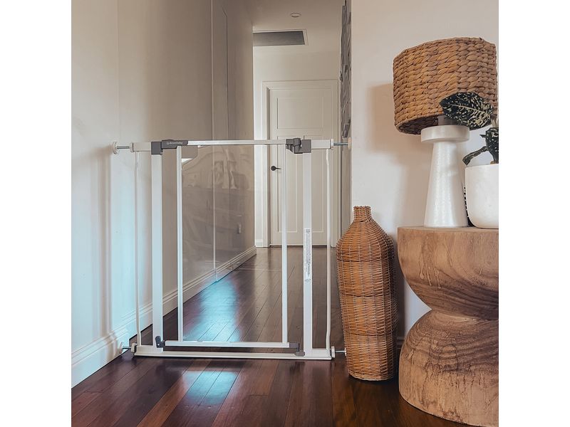 DREAMBABY Türschutzgitter Peek-a-Boo 75 cm - 81 cm Einklemm-Türschutzgitter mit transparenter Frontplatte für Sicht