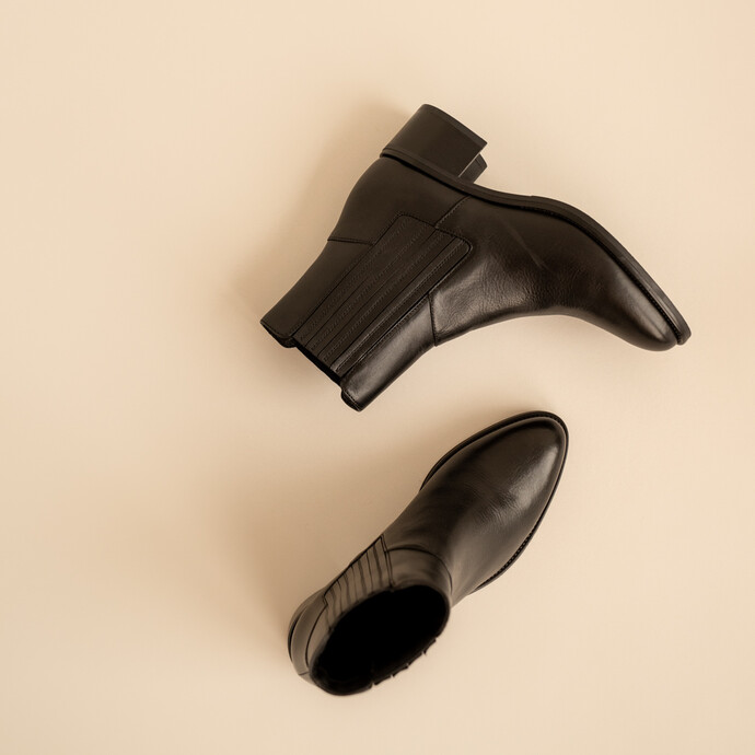 Boots à élastiques et talons carrés  en cuir noir