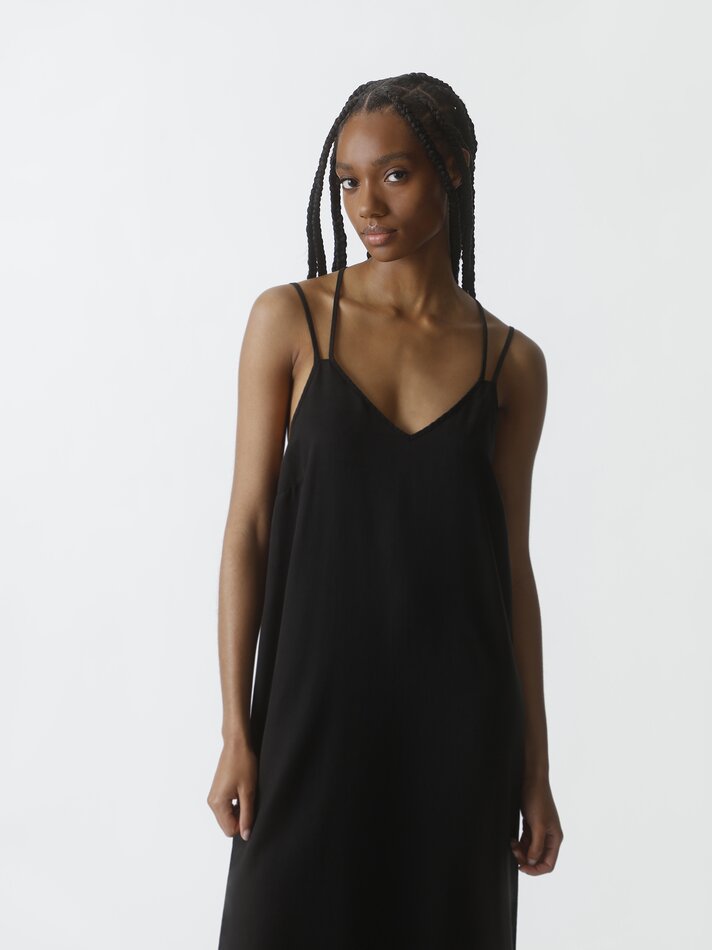 Vestido midi fluido com alças finas - Preto