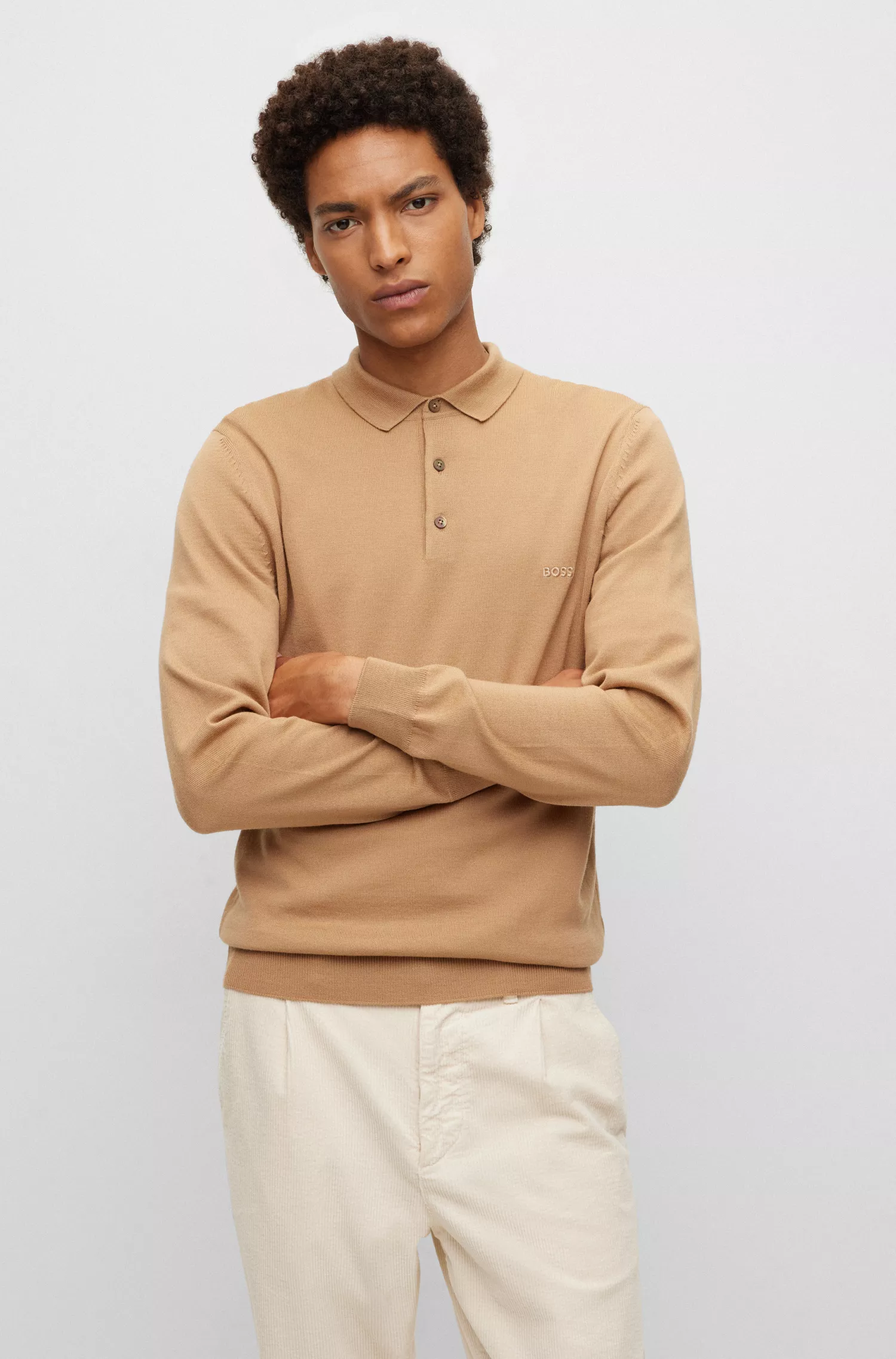 Suéter BOSS preto estilo polo em lã virgem com logotipo bordado.