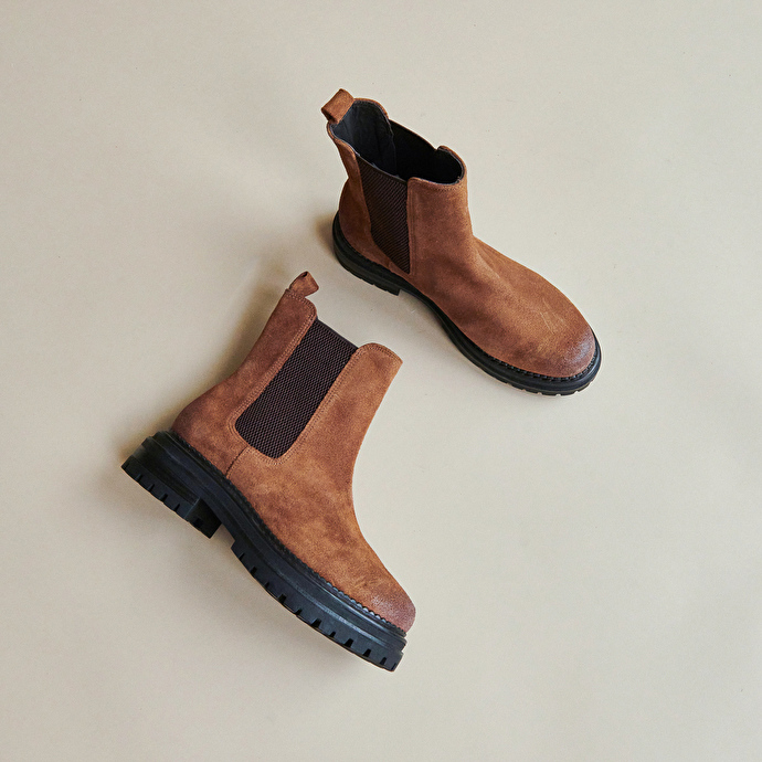 Bottines à semelles crantées et élastiques  en croute cognac