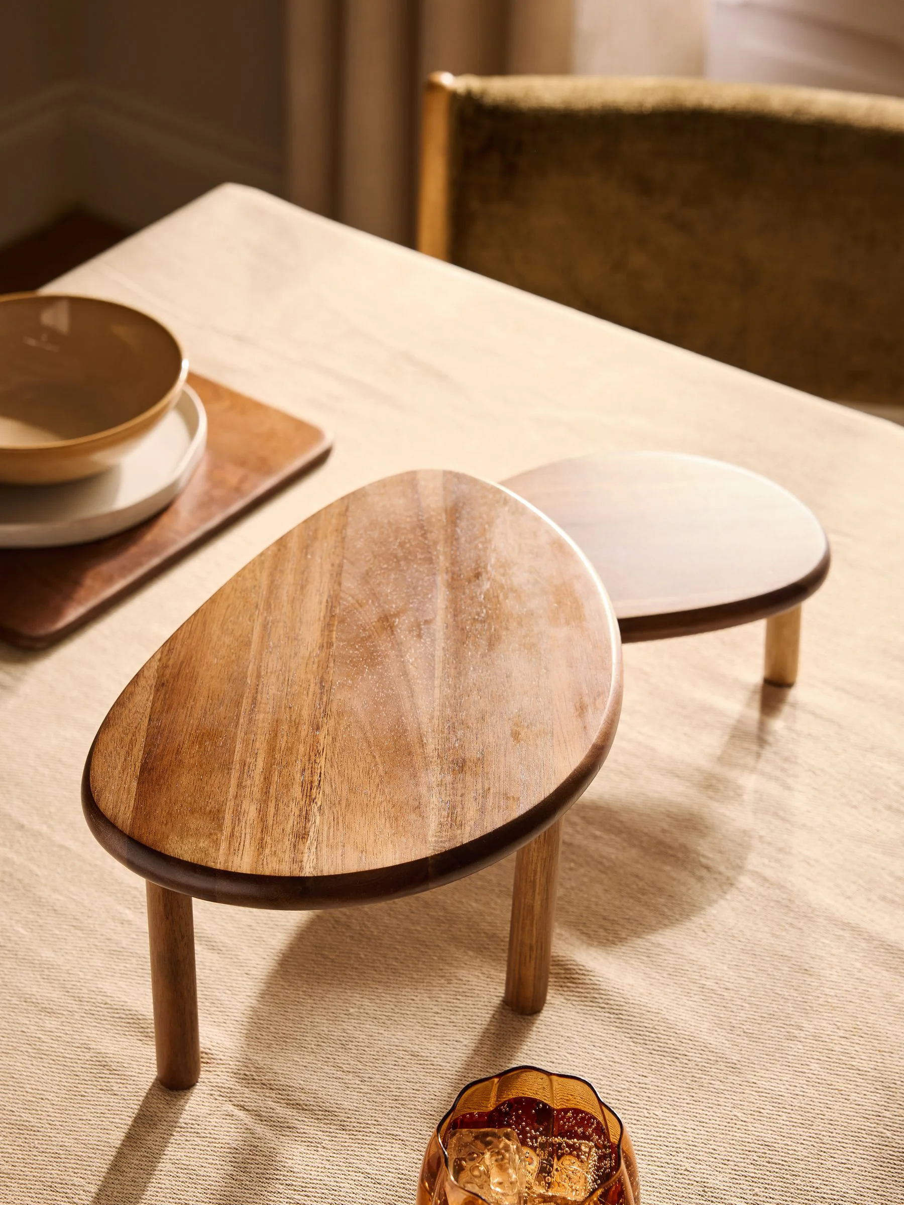 Houten serveerstandaard met twee niveaus