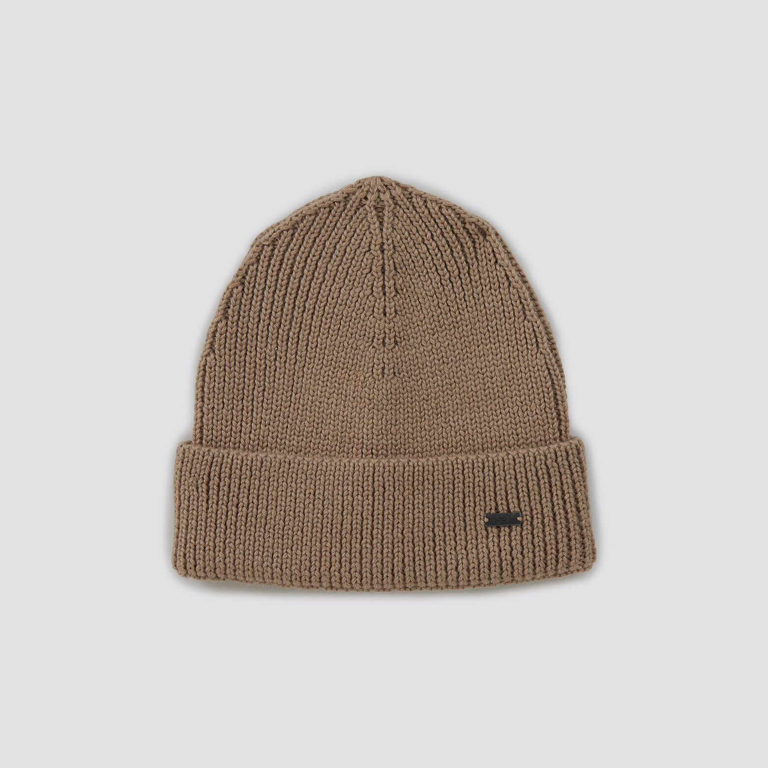 Bonnet contenant de la laine Camel