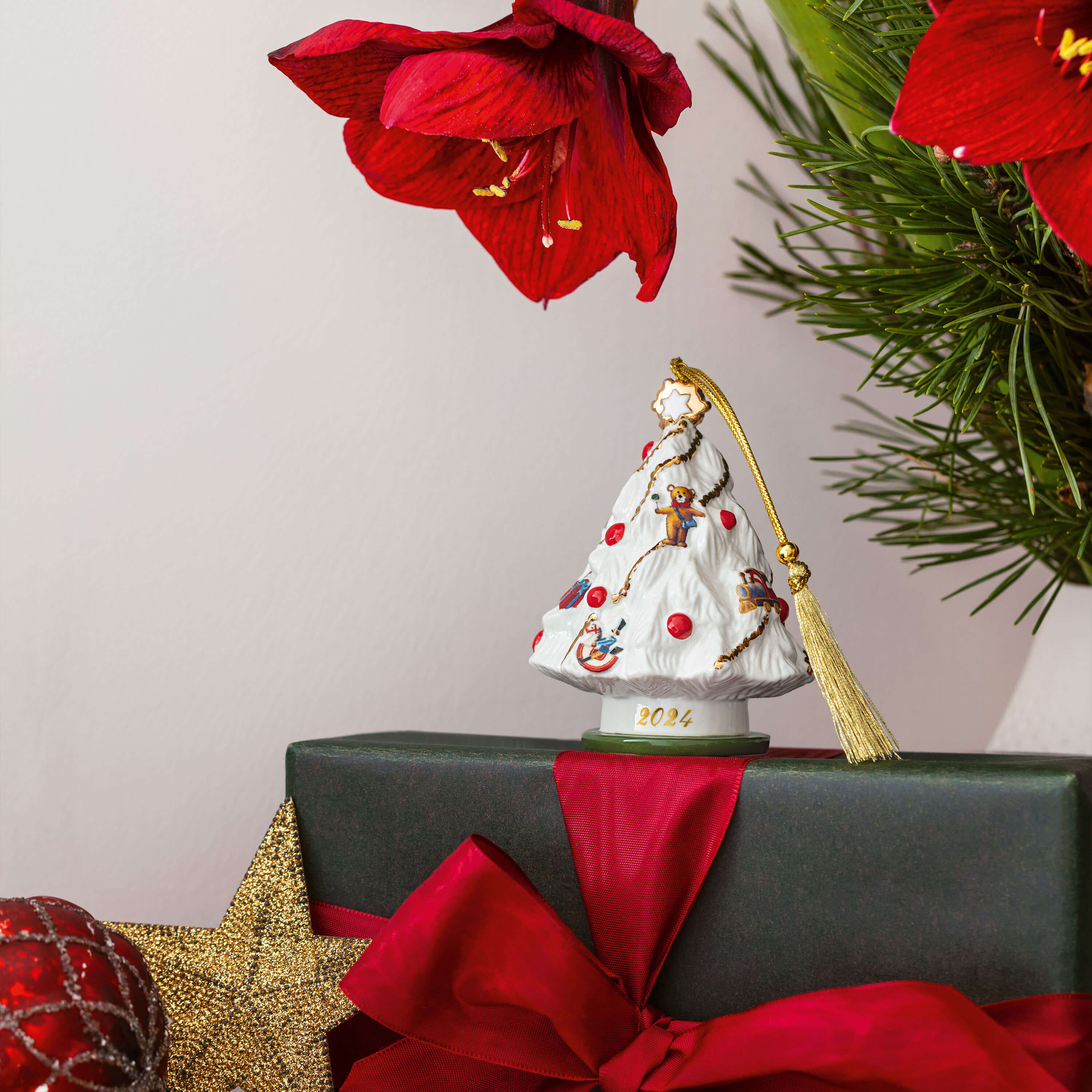 Christmas Classics Christmas ornaments Multi-colored, 2.9'' x 2.9'' x 3.9''