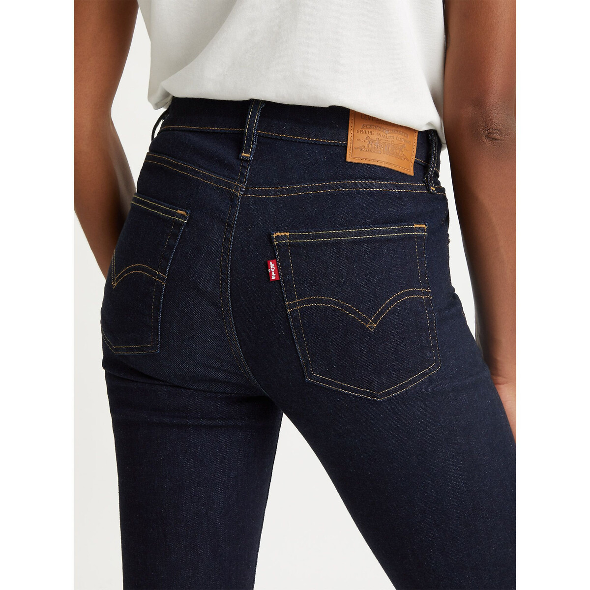 Calça jeans Levi's 724 de cintura alta e corte reto.