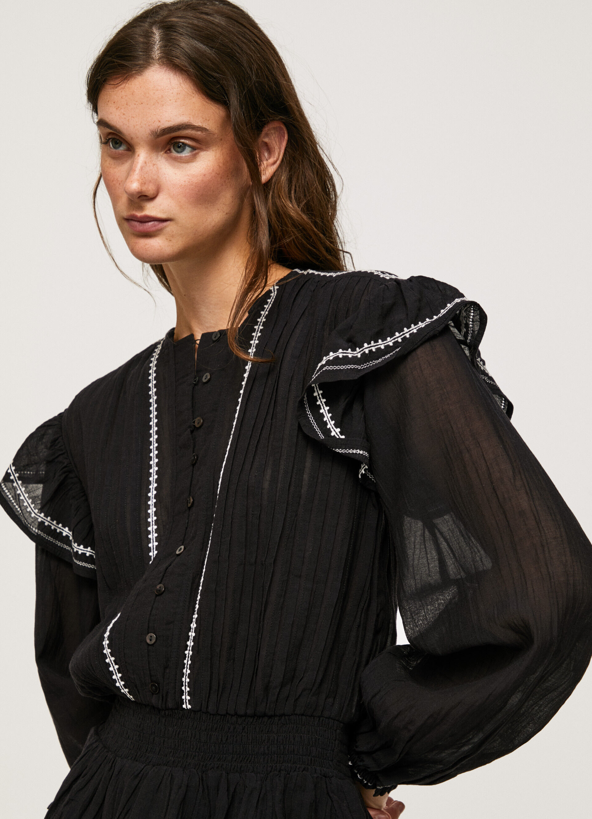 Mini vestido com detalhes bordados - preto