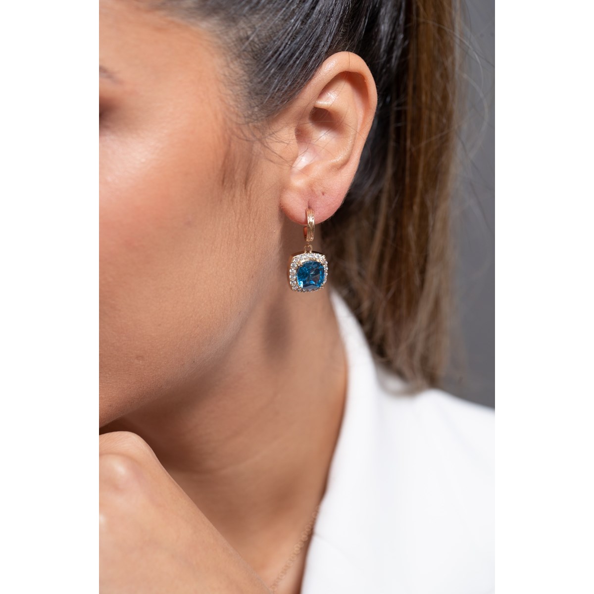 Boucles d'oreilles pendantes MARGARET en Plaqué Or avec pierre synthétique bleu topaze