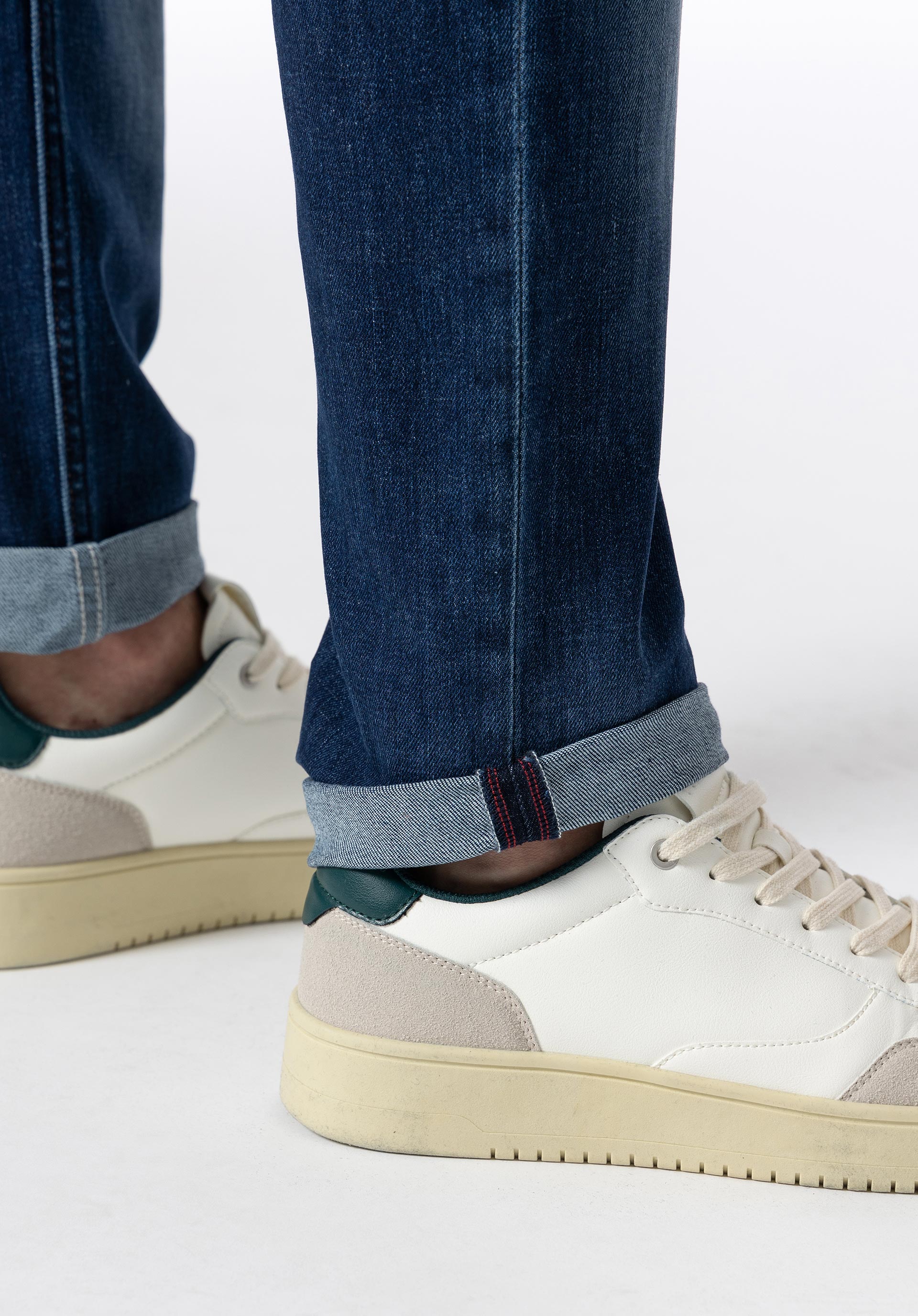 Jeans Leo Comfort Fit com Rasgões