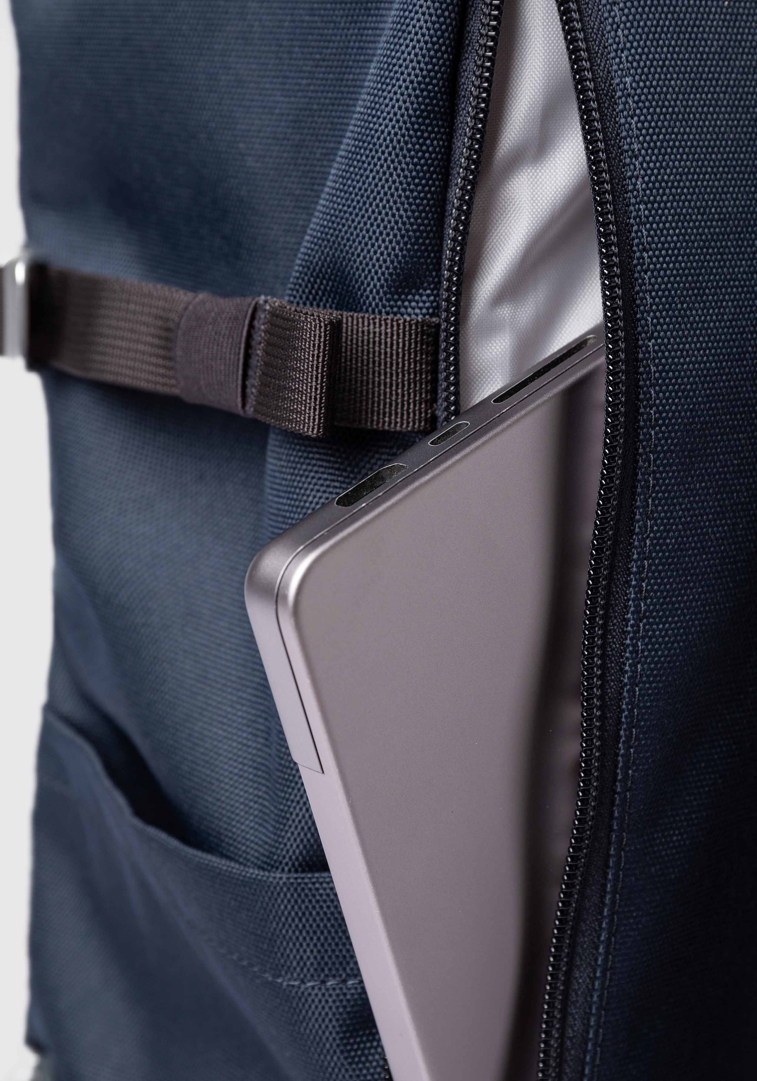 Sandqvist Rucksack Icon Rolltop Backpack L Navy With Black Leather