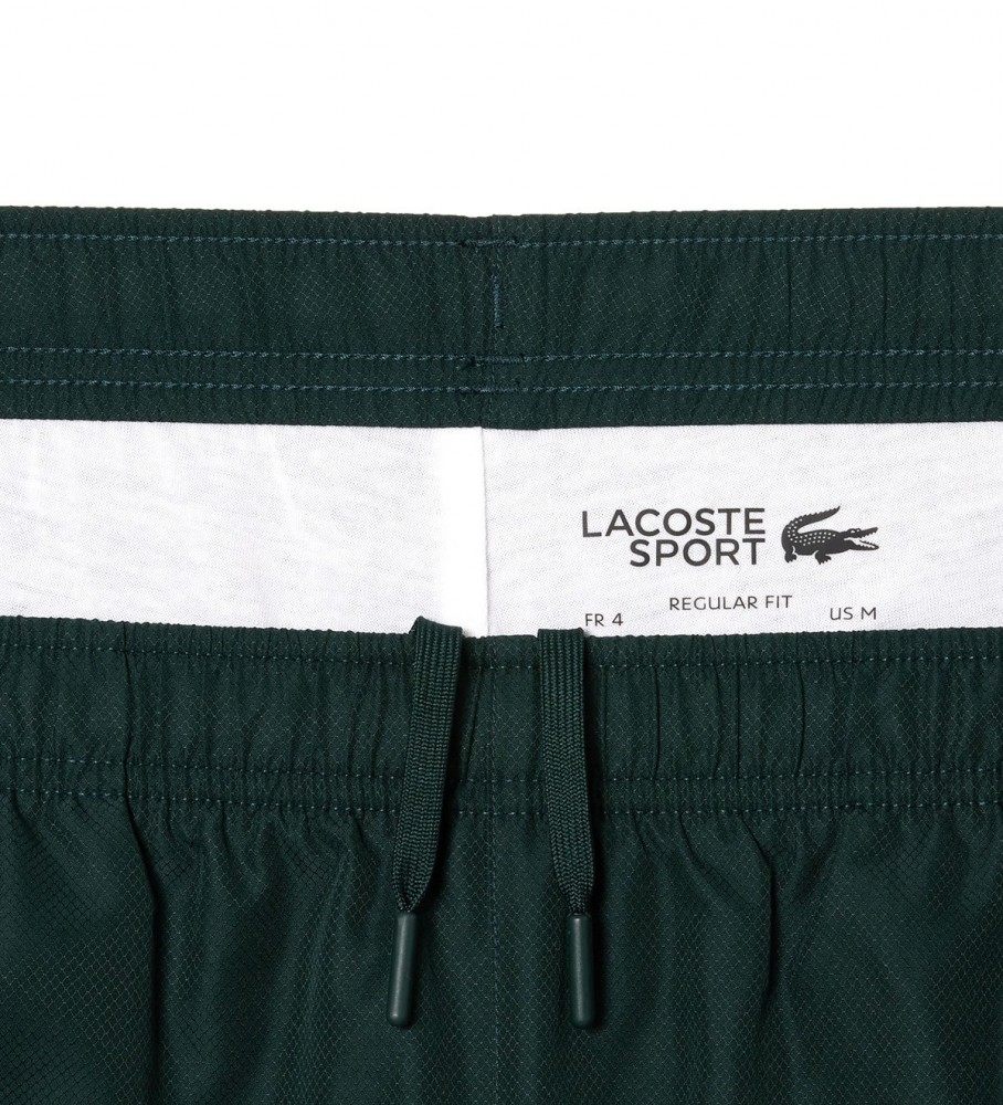 Conjunto de treino de ténis Lacoste feito com tecido reciclado ecológico.