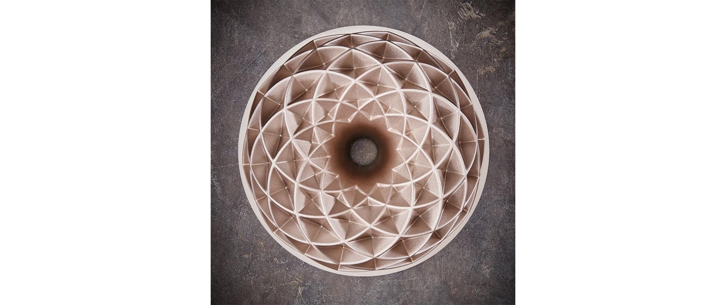 Gugelhupf-Backform Contoura Geo 24 cm, GoldEinzigartige Form zum Backen von Kuchen
