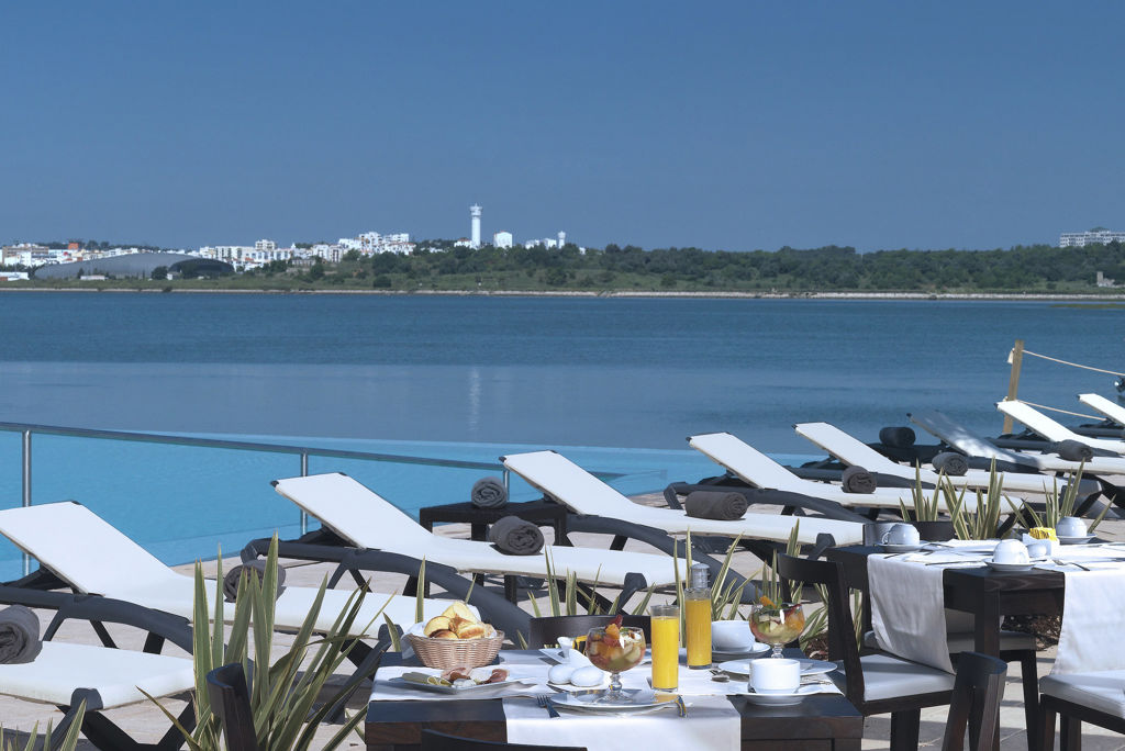 Aqua Hotel Riverside Logies en ontbijt - Aparthotel