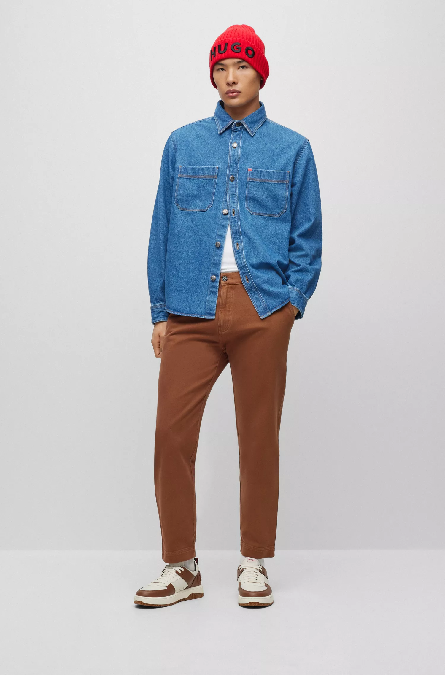 Camisa HUGO vermelha de modelagem oversized em jeans azul cru