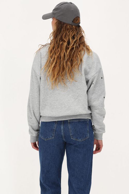 Lichtgrijze sweater met open studs