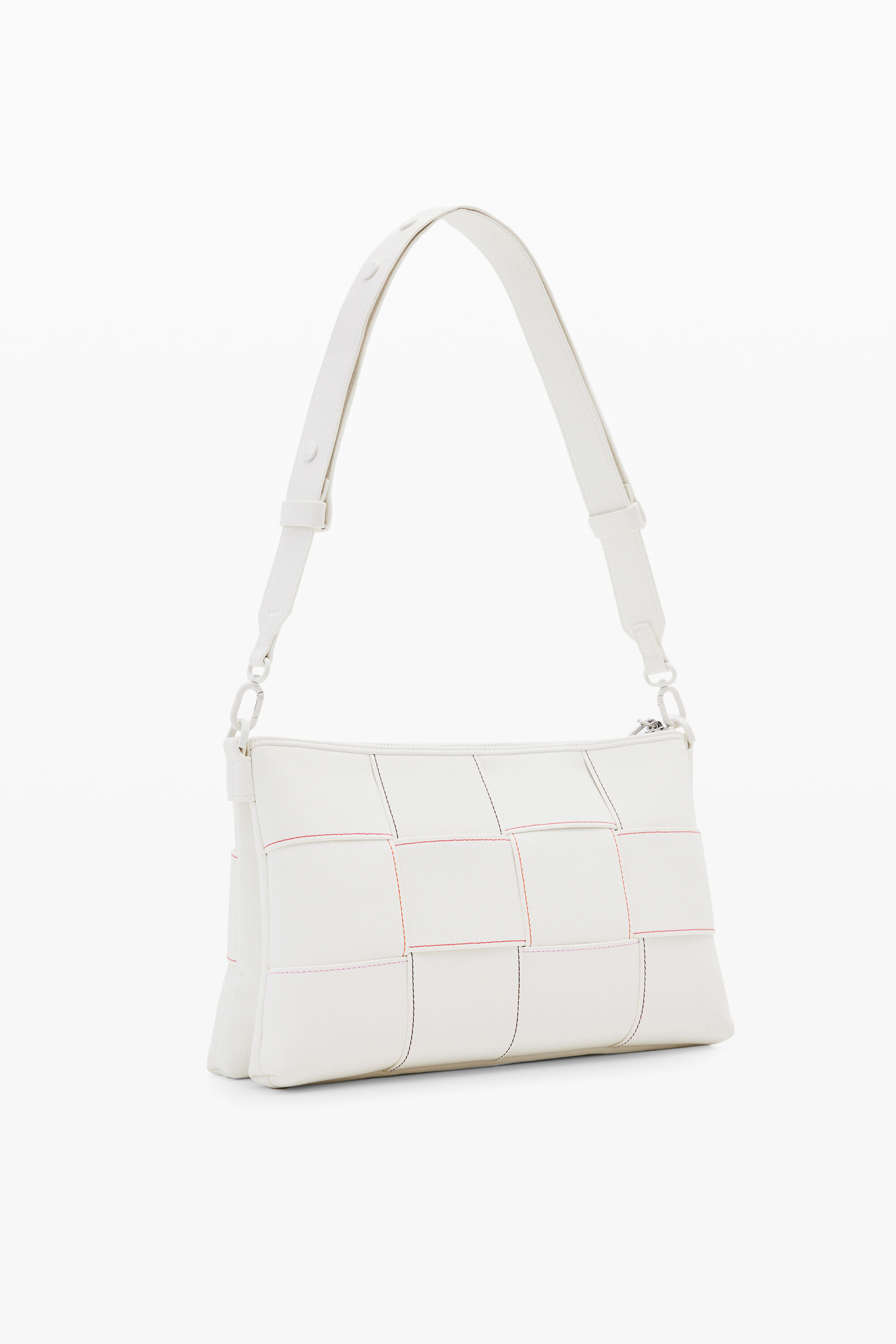 Bolsa transversal em formato de M com costura trançada.
