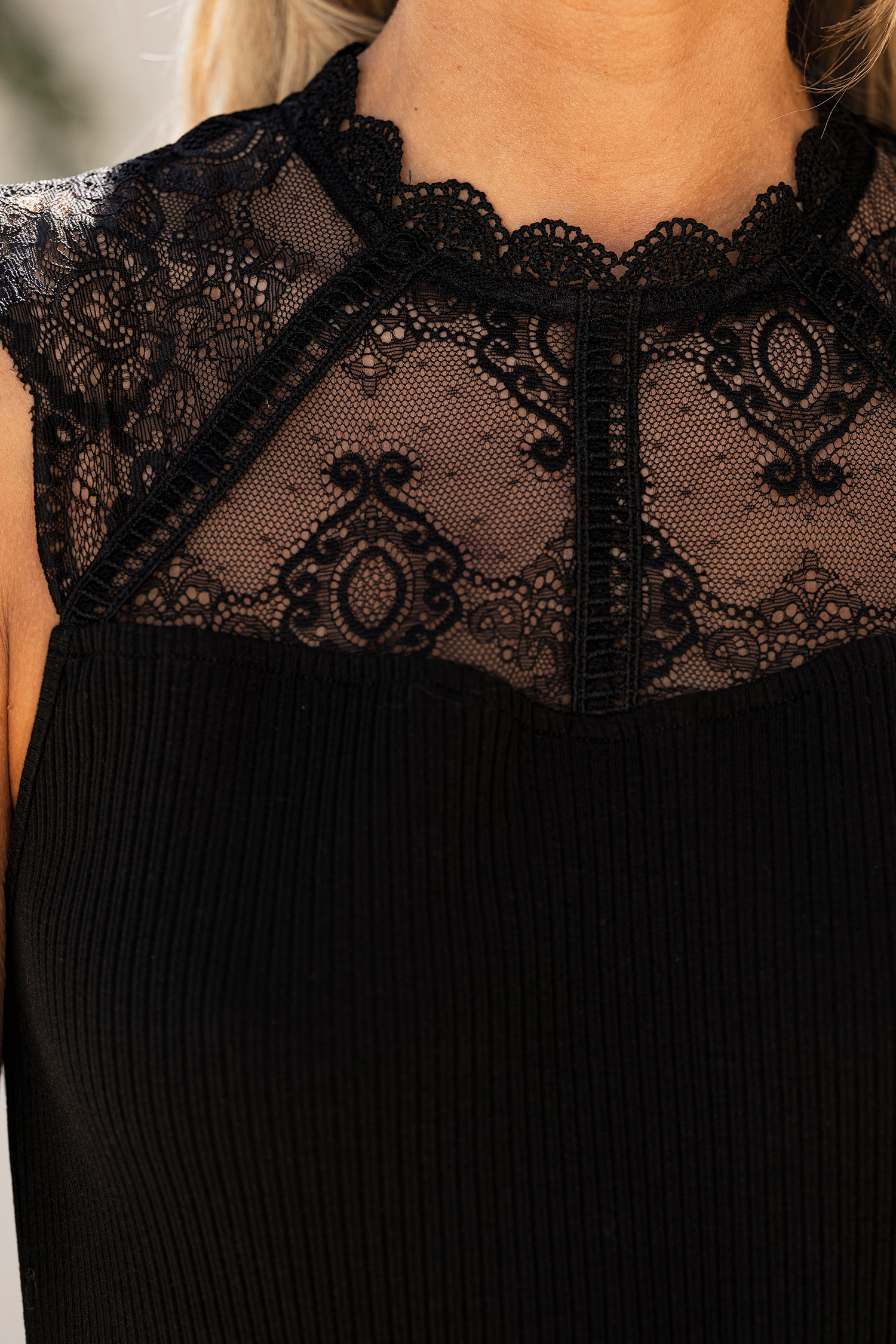 Robe mini à col festonné en dentelle noire