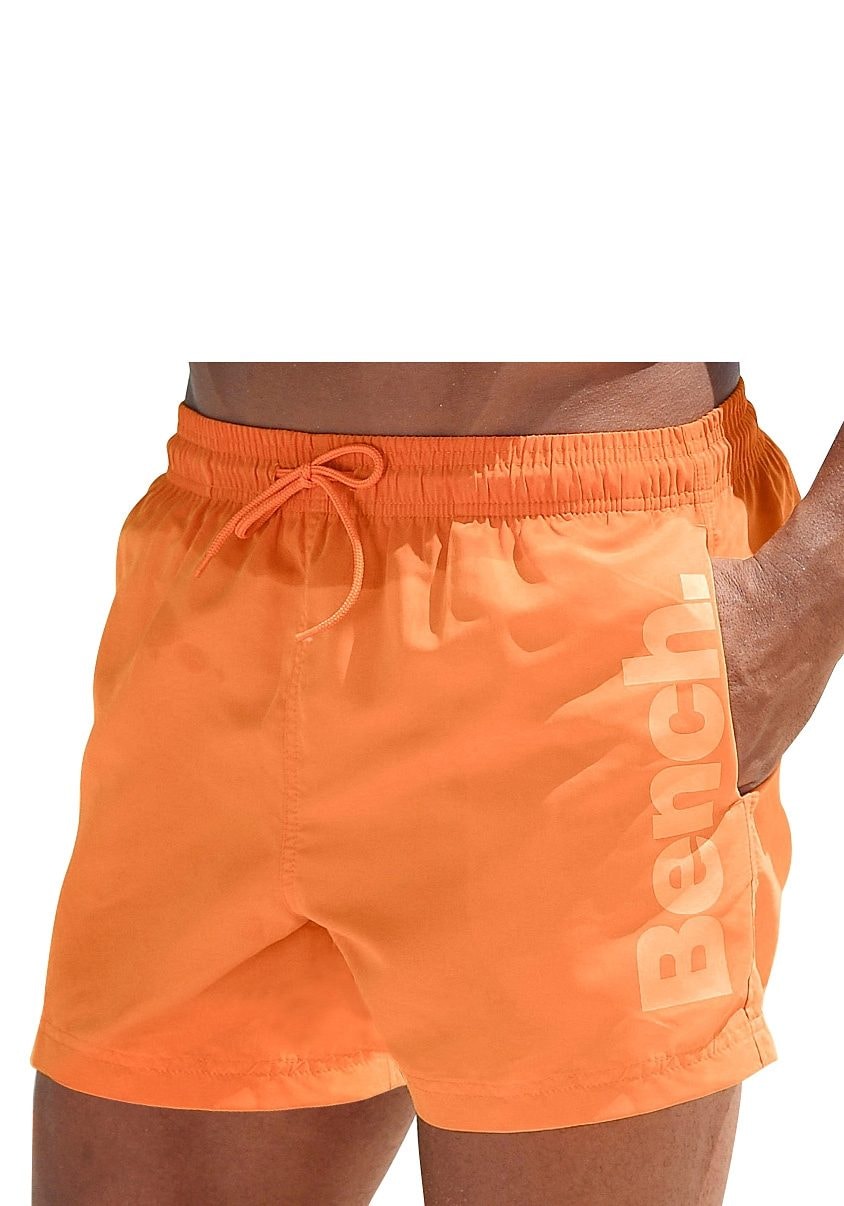 Bench. Badeshorts mit seitlichem Logoschriftzug