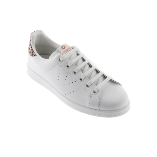 Tênis Victoria Tennis em couro branco com calcanhar brilhante e logotipo recortado.