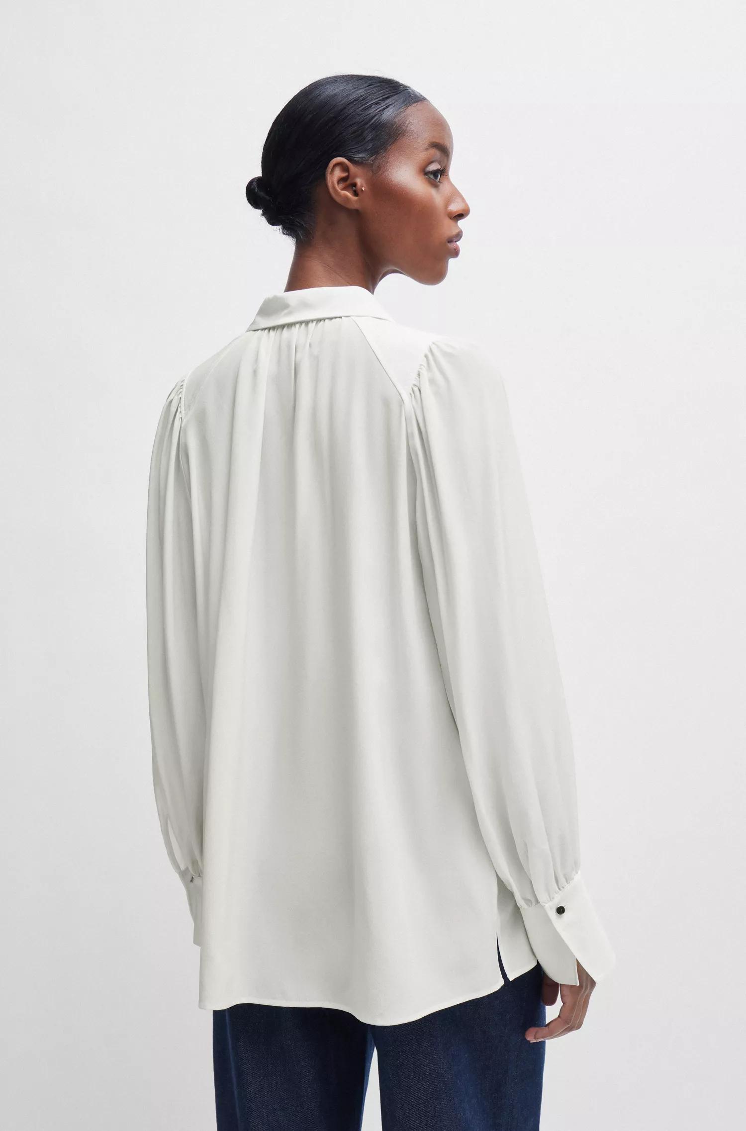 Blusa BOSS preta de modelagem relaxada em seda lavada.