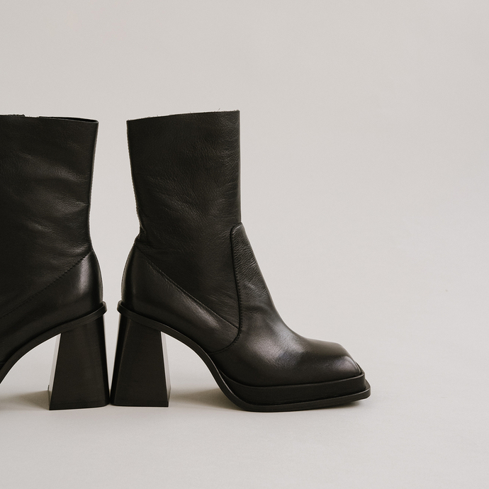 Boots à plateformes et bouts carrés  en cuir noir