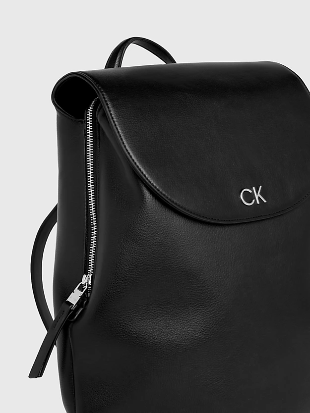 Mochila com aba