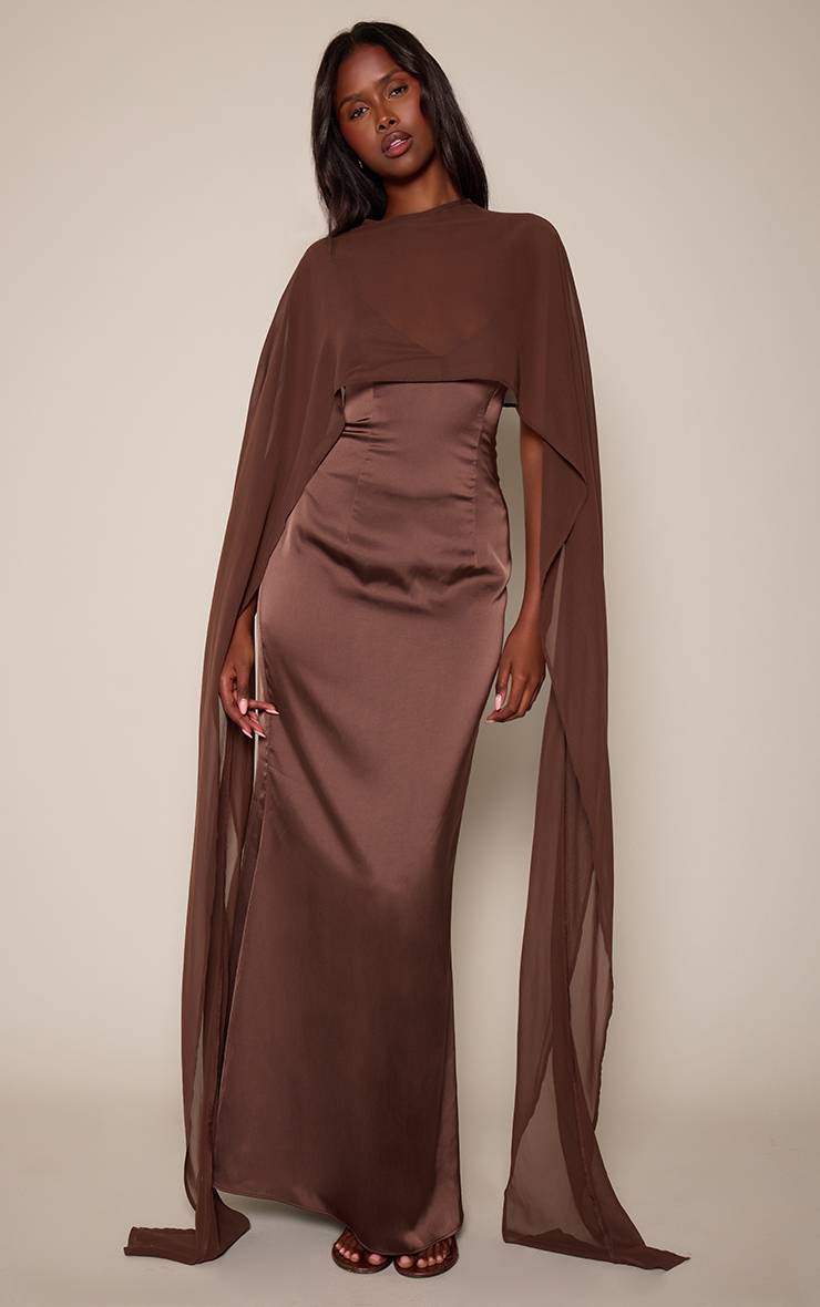 Chocolat Robe Longue En Satin Avec Cape En Mousseline À Détail Drapé