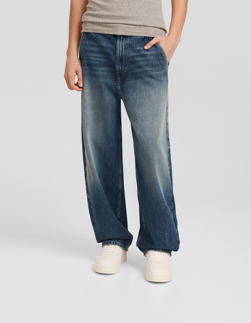 calça jeans estilo skater com efeito desbotado