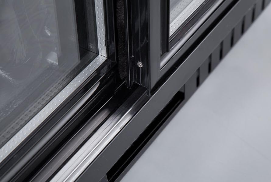 METRO Professional GBC3103 Glastür-Kühlschrank, Verzinktes Blech/Aluminium/Glas, 3 türig, 9 verstellbare Einlegeböden, automatische Abtauung, 308 L, mit Schloß, LED Beleuchtung, schwarz