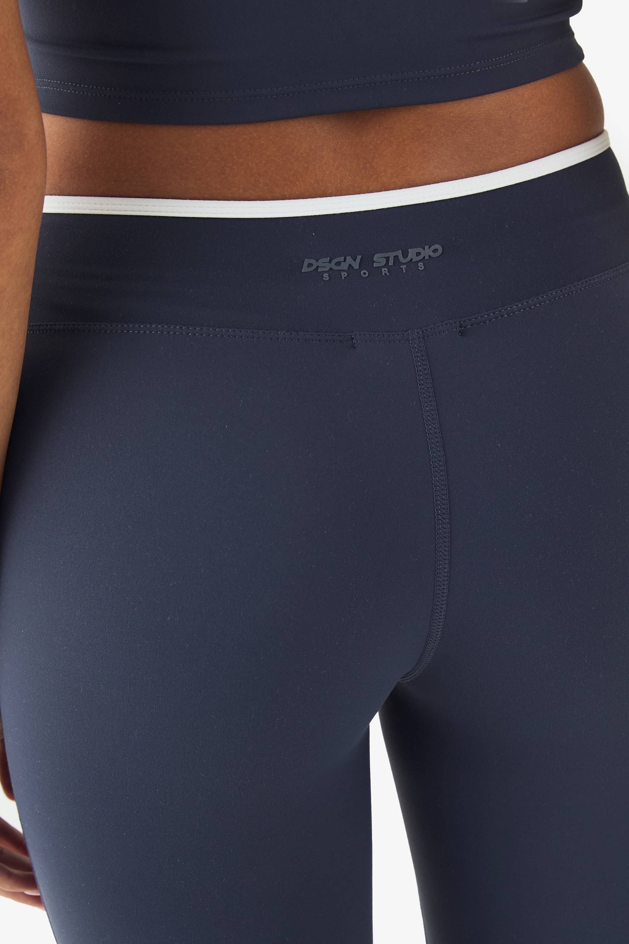 DSGN Studio Ultra Sculpt Legging à taille portefeuille avec garniture contrastée et jambes évasées
