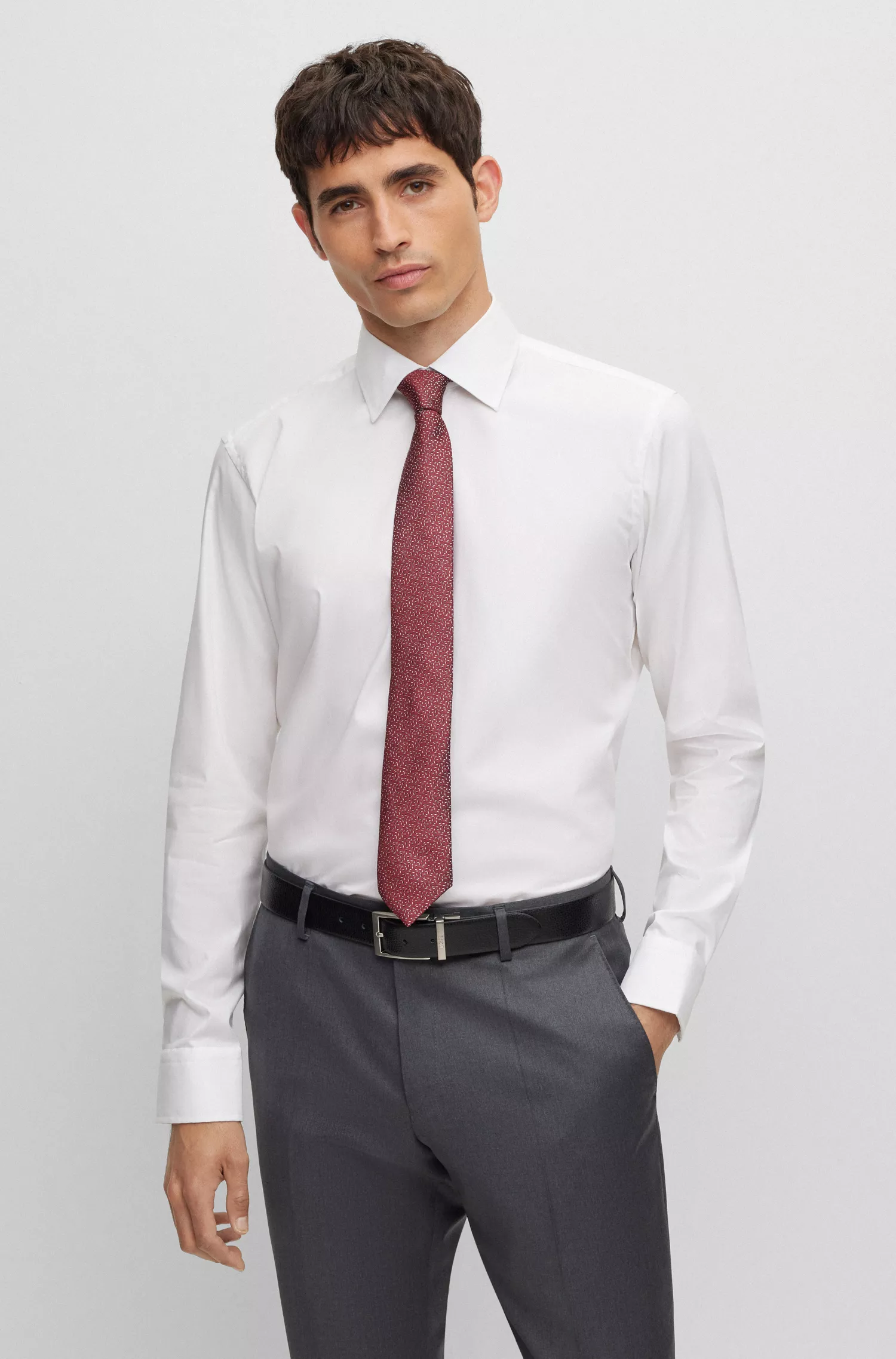 Gravata BOSS preta com padrão em seda pura.